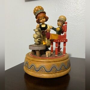 ANTIQUE ANRI MUSIC BOX